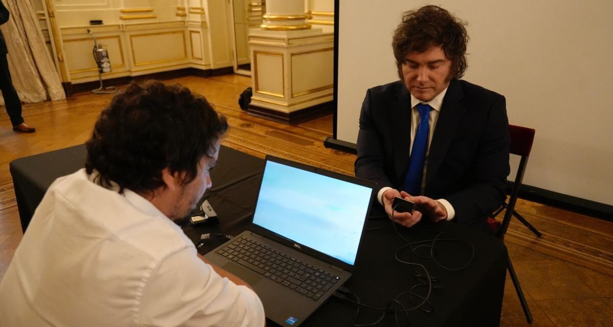 Javier Milei y funcionarios del Gabinete estrenaron el nuevo DNI electrónico y el pasaporte tras los cambios