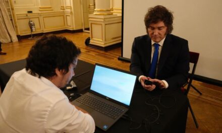 Javier Milei y funcionarios del Gabinete estrenaron el nuevo DNI electrónico y el pasaporte tras los cambios