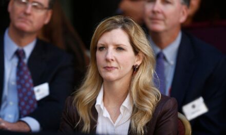 La jefa legal de Goldman Sachs renunció tras los documentos que exponen su relación con Jeffrey Epstein