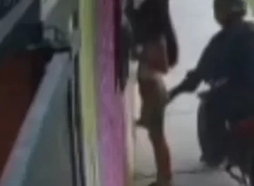 Pocito: Un motociclista manoseó a una nena frente a un kiosco y quedó filmado