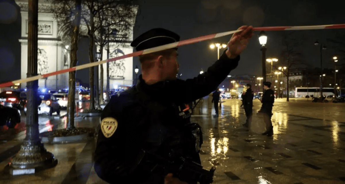 Un hombre intentó atacar a policías durante una ceremonia en el Arco del Triunfo y fue baleado