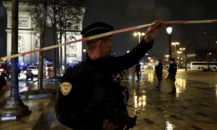 Un hombre intentó atacar a policías durante una ceremonia en el Arco del Triunfo y fue baleado