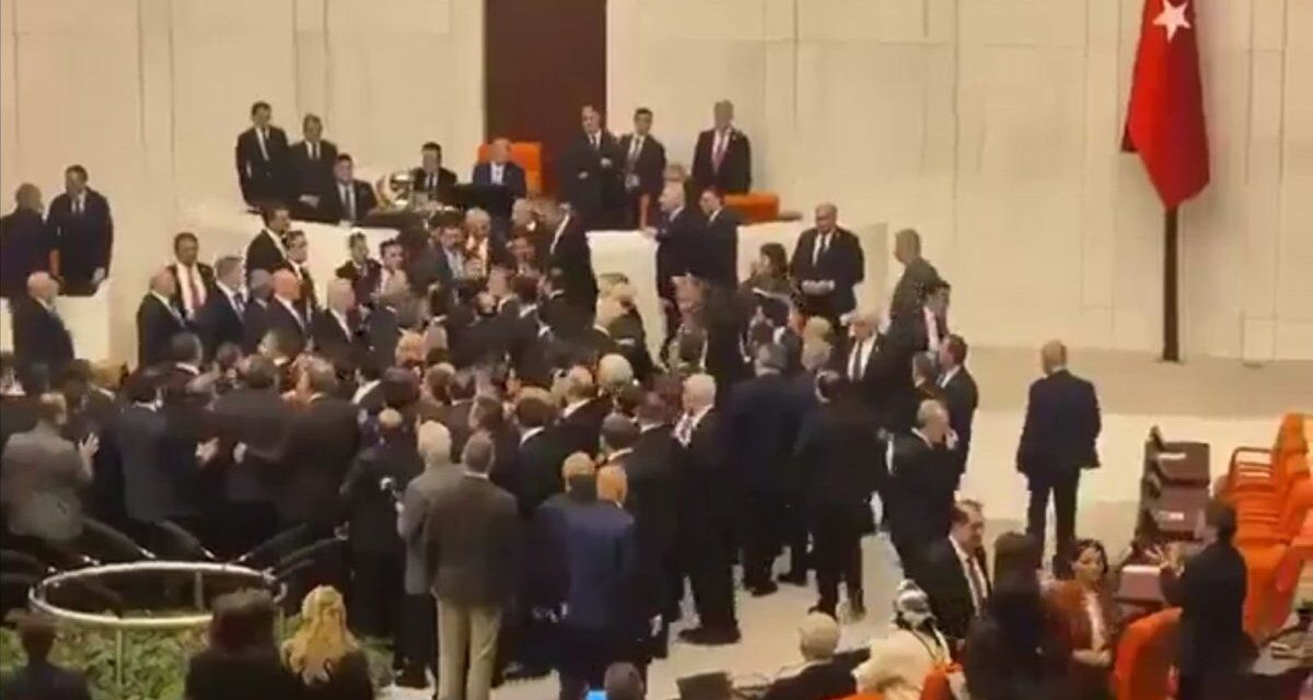 Golpes de puño, empujones y gritos en la asunción del nuevo ministro de Justicia