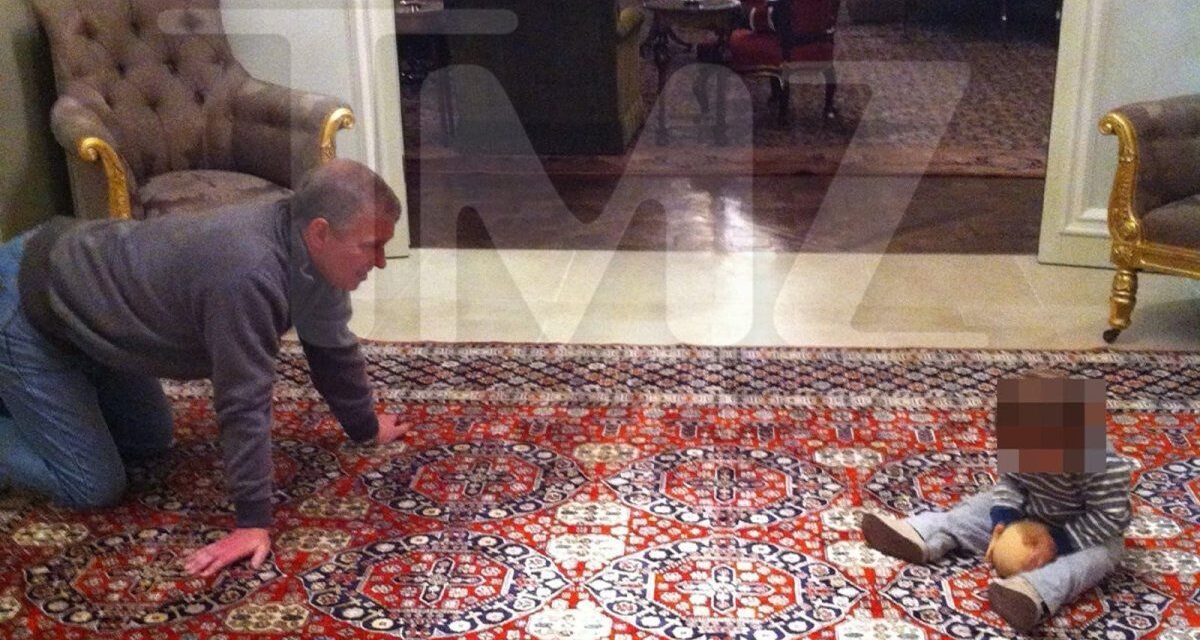 Revelan nuevas fotos polémicas del expríncipe Andrés jugando junto a un niño