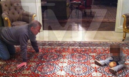 Revelan nuevas fotos polémicas del expríncipe Andrés jugando junto a un niño