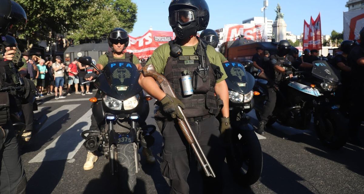 El Gobierno activa el protocolo antipiquetes y advierte que no tolerará cortes en la marcha al Congreso