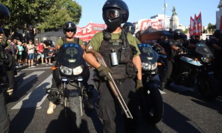 El Gobierno activa el protocolo antipiquetes y advierte que no tolerará cortes en la marcha al Congreso