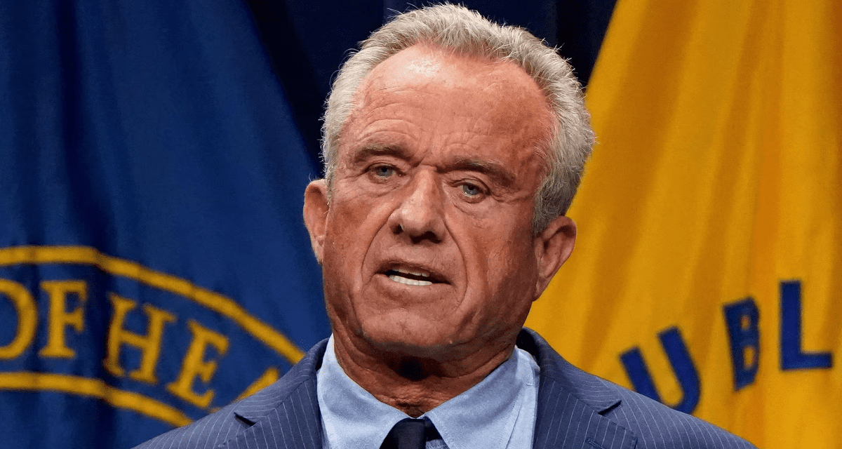 El secretario de Salud de EEUU reveló que aspiraba cocaína sobre la tapa de un inodoro