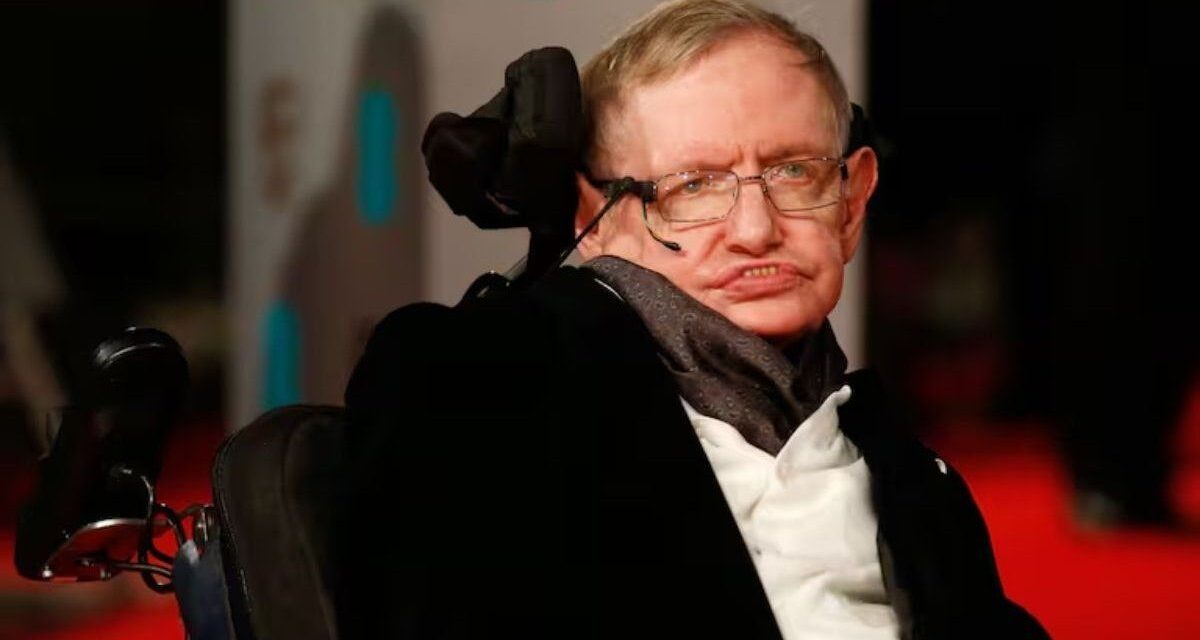 La familia de Stephen Hawking lo defiende y asegura que las dos mujeres de la foto en el caso Epstein son sus cuidadoras