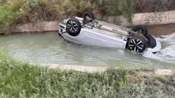 Un auto cayó a un canal en Santa Lucía y su conductor fue hospitalizado