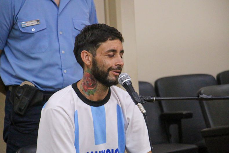 Sonrisas, gestos y frialdad: La actitud del acusado que estremeció la audiencia por intento de femicidio en Santa Lucía