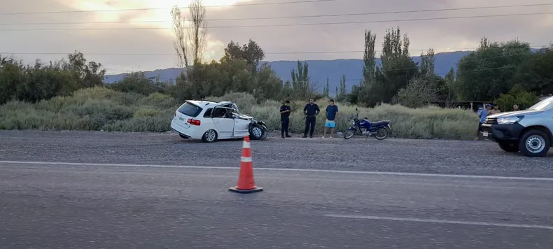 Violento choque en Ruta 40: Un auto destruido y un camión volcado
