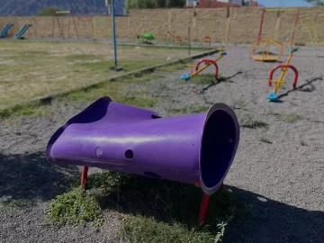 Arrasaron la plaza del Barrio Conjunto en Zonda