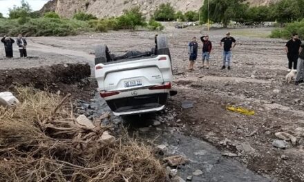 No vieron el corte por la creciente y volcaron en Pedernal: Una mujer resultó herida