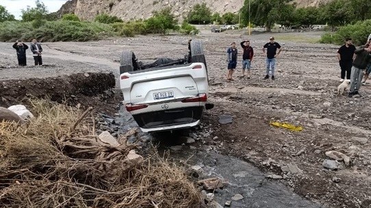 No vieron el corte por la creciente y volcaron en Pedernal: Una mujer resultó herida