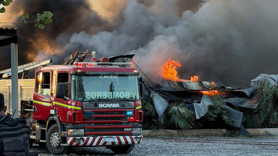 Mirá las imágenes: Así continúa el operativo clave para determinar las causas del incendio que provocó pérdidas millonarias en el Parque Industrial