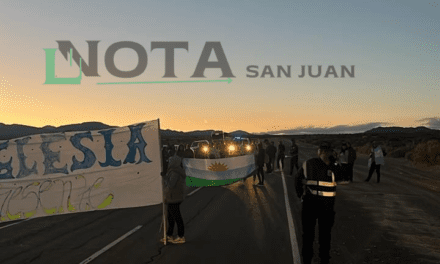 Docentes autoconvocados protestan en Ruta 40 y preparan otro corte en San Roque