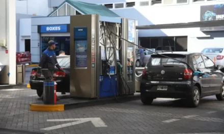 Golpe al bolsillo: En cuatro días, los combustibles saltaron hasta $57 y la premium ya pasó los $2.000