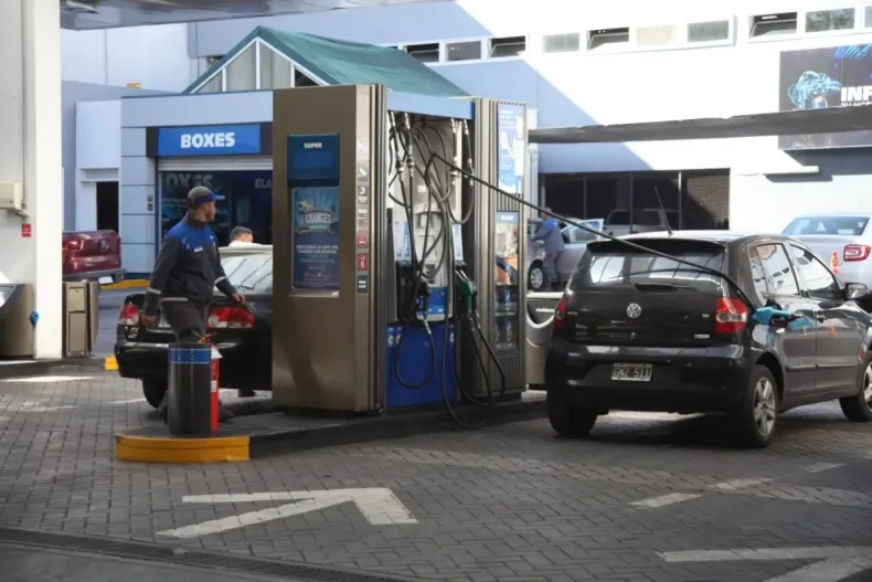 Golpe al bolsillo: En cuatro días, los combustibles saltaron hasta $57 y la premium ya pasó los $2.000