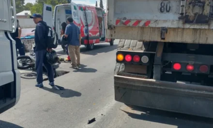 Violento choque en Ruta 20: Un motociclista impactó contra un camión batea en Santa Lucía