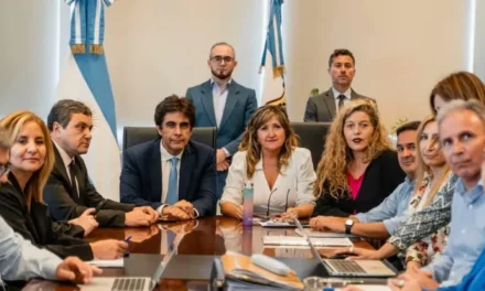 Paritaria docente: El Gobierno presentó dos propuestas con subas escalonadas y un bono de $120.000