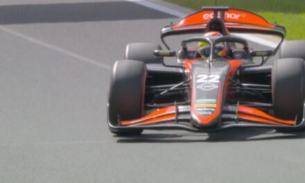 Largó 19°, fue líder, cruzó la meta 11° y por una sanción terminó 17°