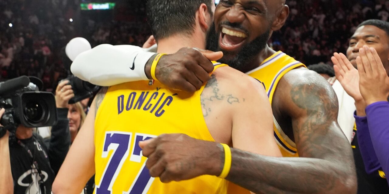 Lo festejó con un triple doble y Doncic le regaló 60 puntos en otra noche histórica de los Lakers