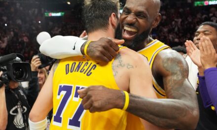 Lo festejó con un triple doble y Doncic le regaló 60 puntos en otra noche histórica de los Lakers