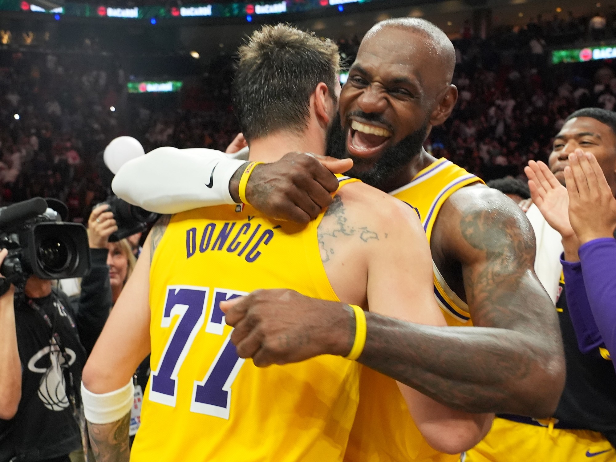 Lo festejó con un triple doble y Doncic le regaló 60 puntos en otra ...