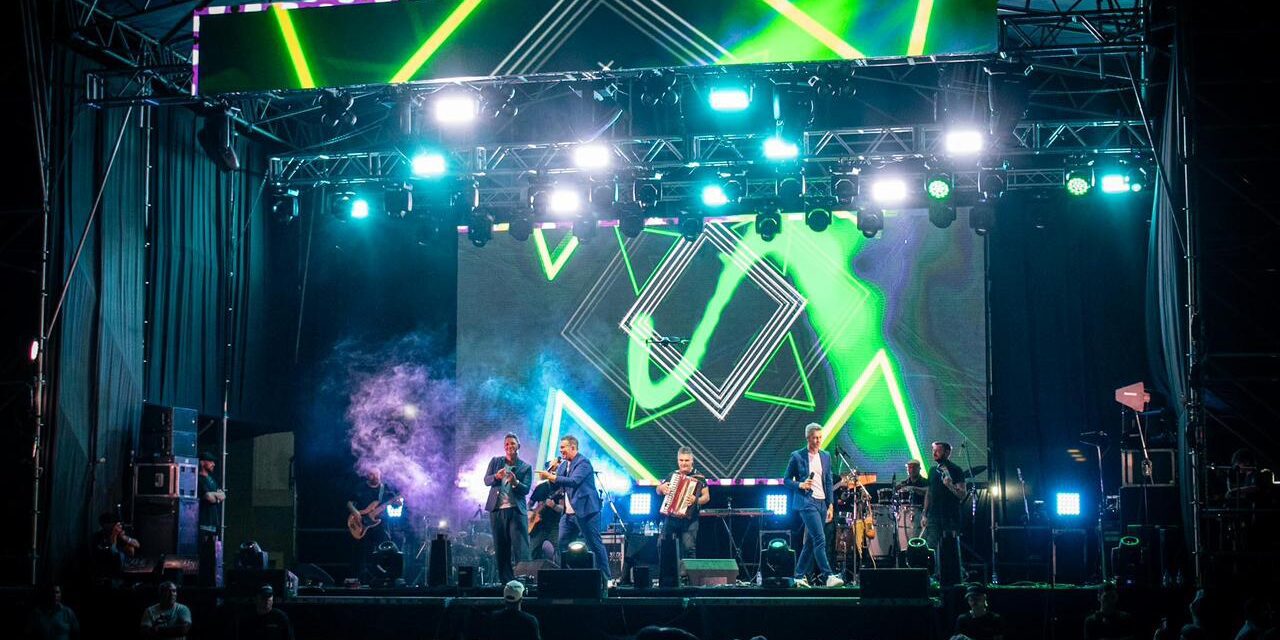 Multitud y fiesta: Rivadavia reunió a más de 55 mil personas en una noche a puro color