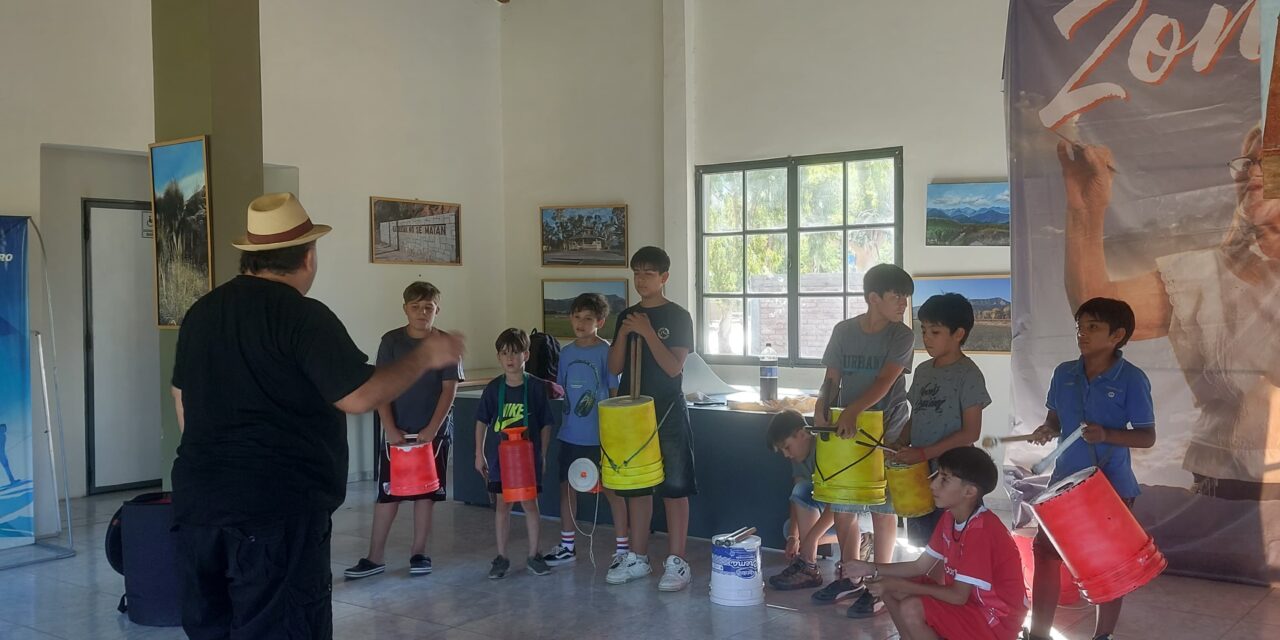 Del video viral al escenario: Los chicos de Zonda que hacían murga con baldes ahora tienen su primera masterclass de percusión