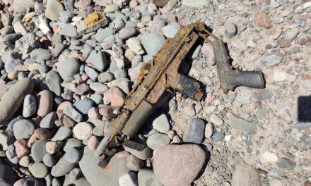 Chimbas: Hallaron dos armas ocultas dentro de un buzo abandonado