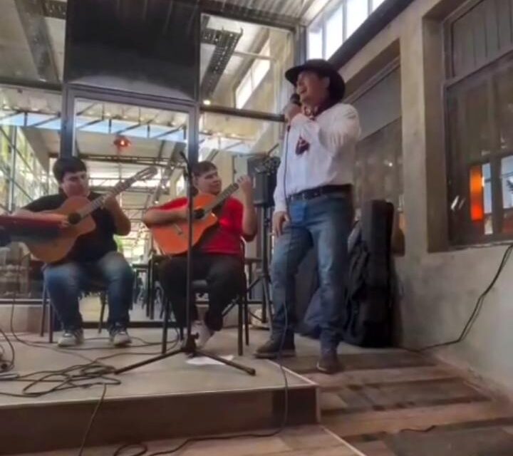 Video: Orrego se animó al canto en Vallecito y le puso color al cierre de la Cabalgata de la Fe