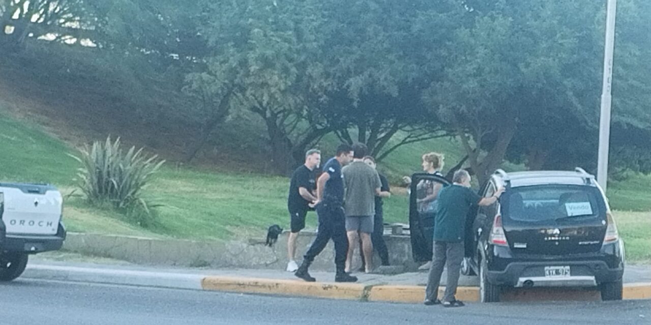 Violento choque en Santa Lucía: Un auto terminó contra una columna y hay un herido grave