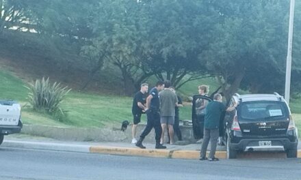 Violento choque en Santa Lucía: Un auto terminó contra una columna y hay un herido grave