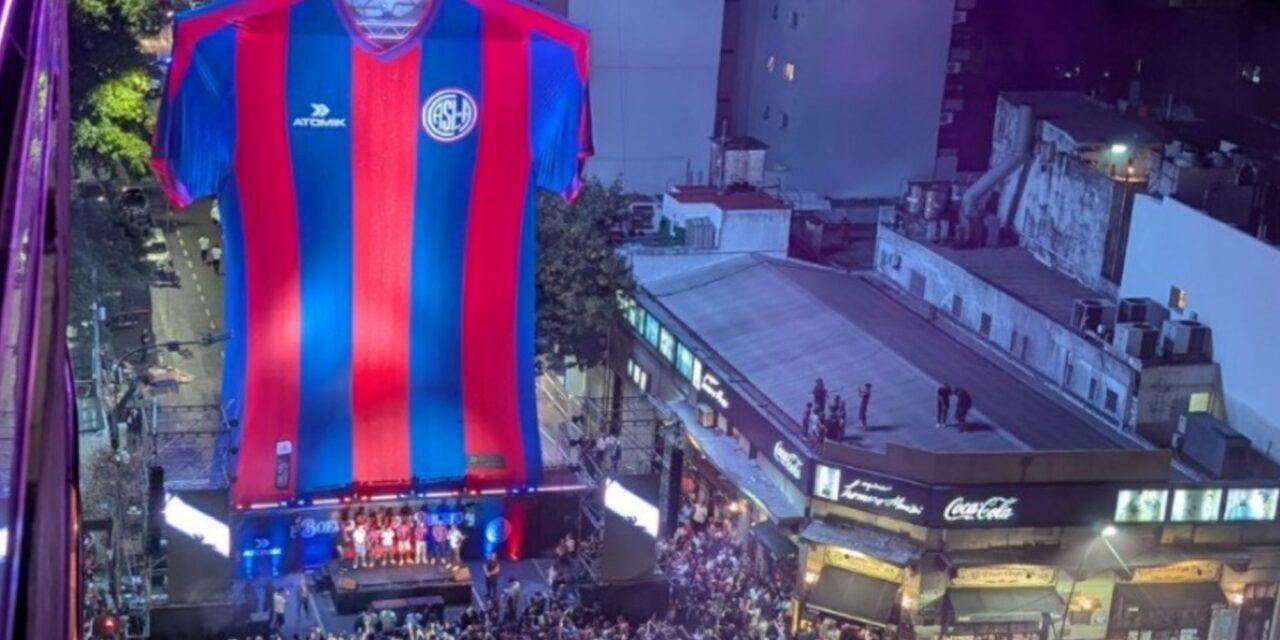 Desplegó una versión gigante del flamante diseño en pleno San Juan y Boedo