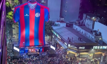 Desplegó una versión gigante del flamante diseño en pleno San Juan y Boedo