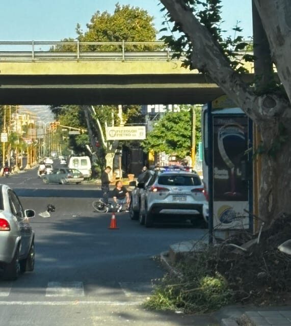 Último momento: Choque entre un auto y una moto en Circunvalación y avenida Hipólito Yrigoyen