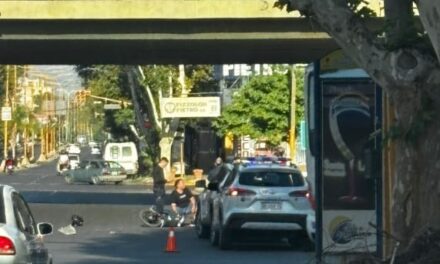 Último momento: Choque entre un auto y una moto en Circunvalación y avenida Hipólito Yrigoyen