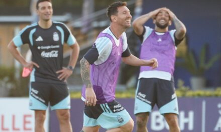 Las pecheras que repartió Scaloni y dos campeones del mundo en duda para enfrentar a Mauritania