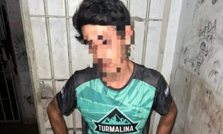 Robó en un supermercado, escapó hacia un barrio y terminó detenido dentro de una casa en Rawson