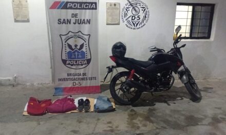 Quiso deshacerse de la moto robada en un descampado y terminó preso