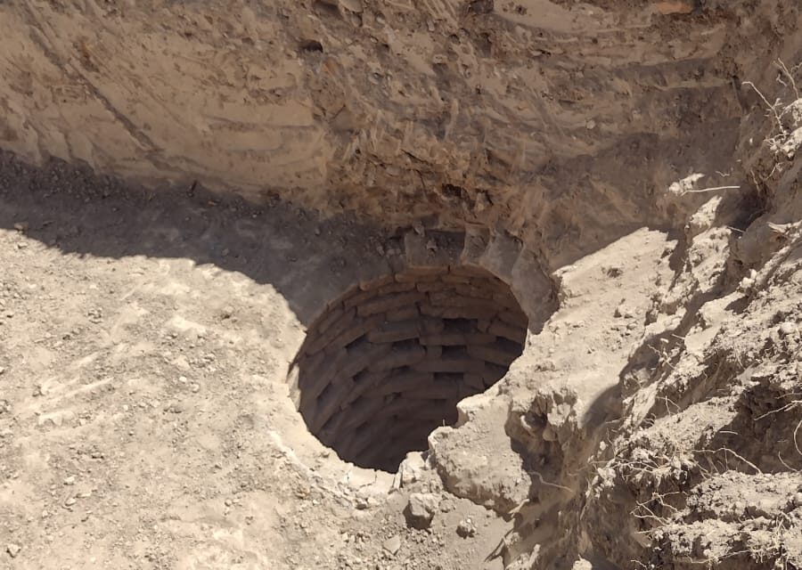 Hallazgo histórico en Capital: Un antiguo pozo apareció durante obras en una plaza