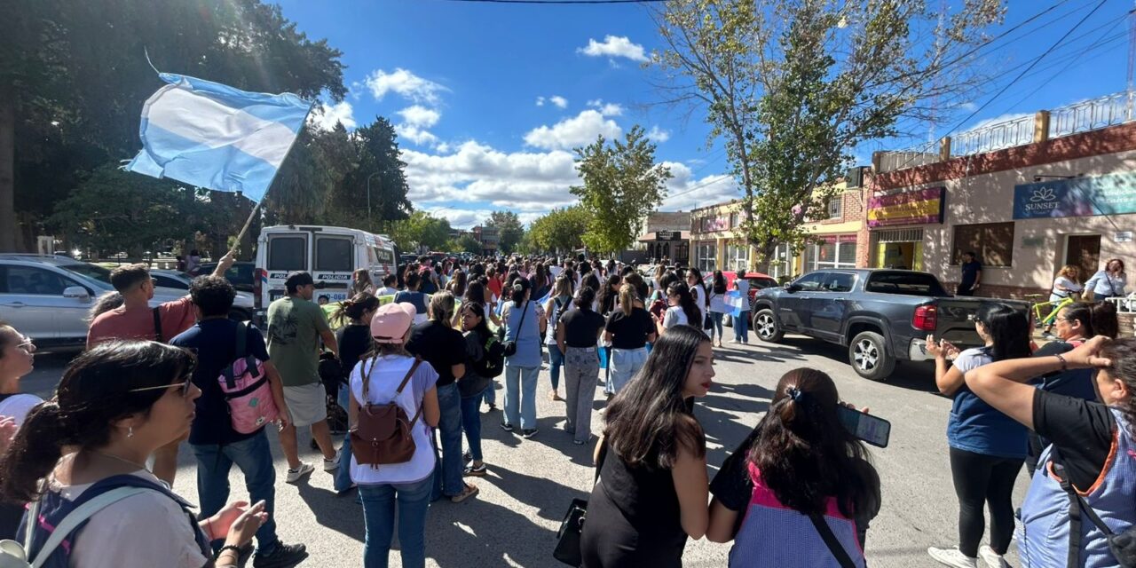 Docentes se manifiestan en Jáchal con un desayuno popular y marcha en la plaza