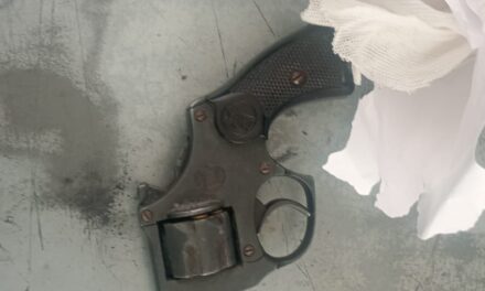 Pocito: Detienen a un joven con un arma ilegal en una plazoleta