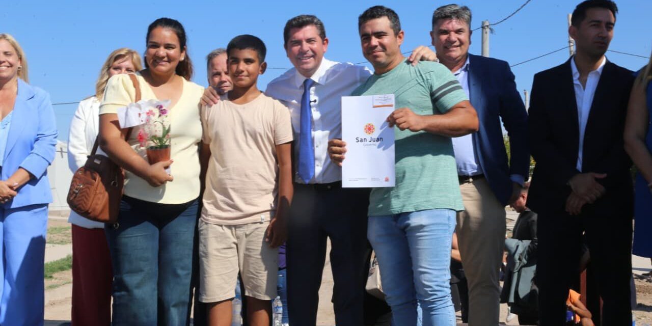 Entrega de viviendas, obra clave y empleo: Orrego bajó a Sarmiento con anuncios concretos