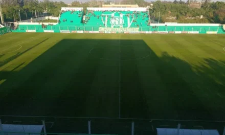 Dispararon a un joven en medio de una gresca entre hinchas en la cancha de Sportivo Desamparados
