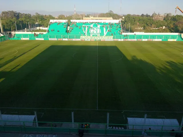 Dispararon a un joven en medio de una gresca entre hinchas en la cancha de Sportivo Desamparados