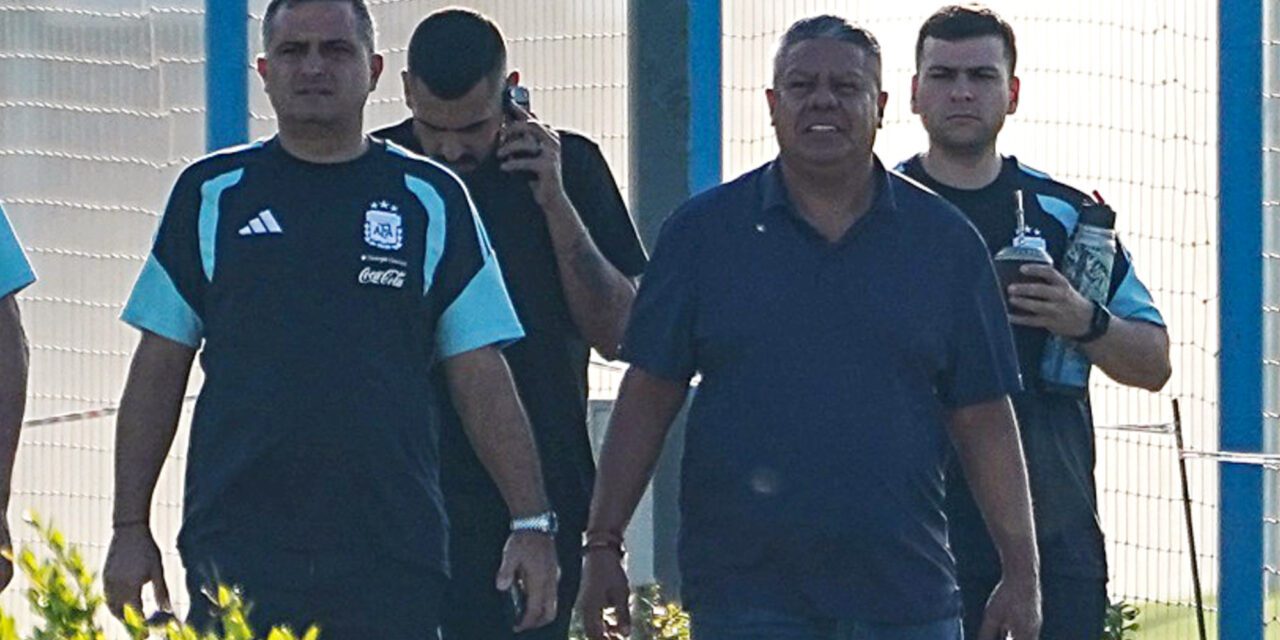 Mate y sonrisas nerviosas mirando a lo lejos el entrenamiento de Messi y la Selección, tras ser procesado