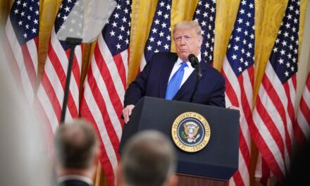 Donald Trump insistió en que Cuba caerá pronto mientras la Isla no contestó